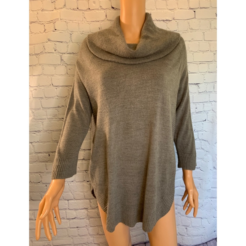 Adrienne Vittadini tan turtle neck sweater size medium